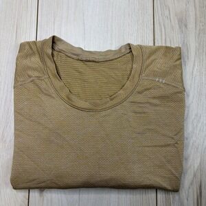 Lululemon Men's Metal Vent Performance Shirt Beige Size Medium Lightweight Logo
